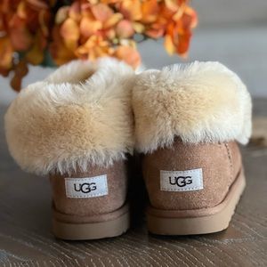 Ugg boots color chestnut hardly worn